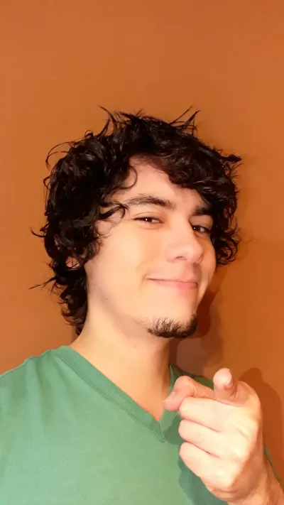 Eddy Cedeño smiling and pointing to the camera